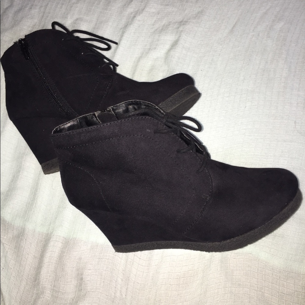 Black wedges